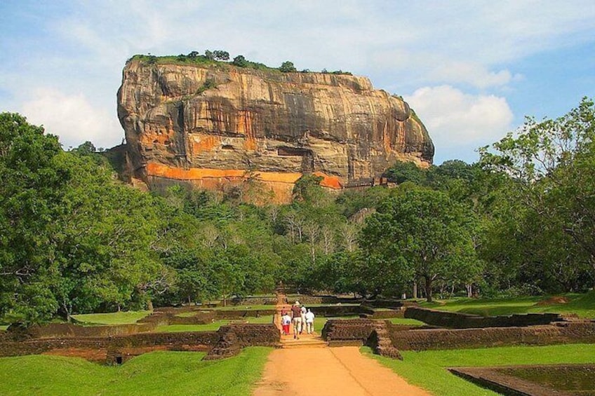 Private Full-Day Guided Tour of Sigiriya and Dambulla