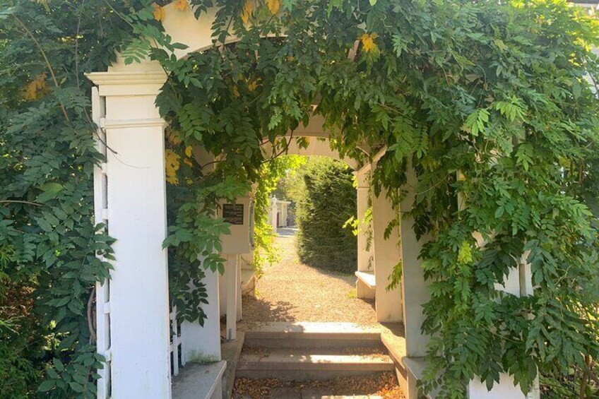 Self-Guided Smartphone Ghost Walking Tour in Salem