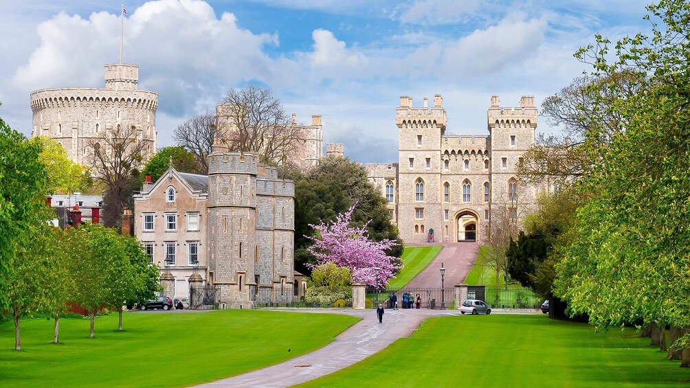 Windsor Castle, Stonehenge & Oxford Day Tour with Admission