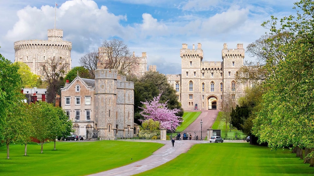 Windsor Castle, Stonehenge & Oxford Day Tour with Admission