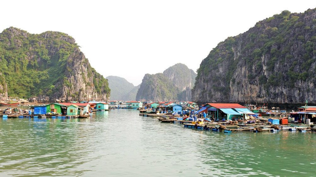 floating establishments in Hanoiz