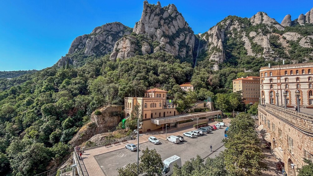 Montserrat Guided Tour with Rack Railway, Moreneta and Licor Tasting