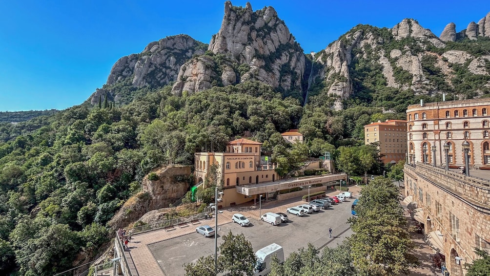 Montserrat Guided Tour with Rack Railway, Moreneta and Licor Tasting
