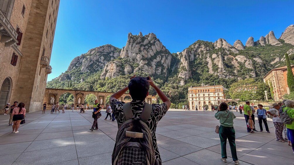 Montserrat Guided Tour with Rack Railway, Moreneta and Licor Tasting