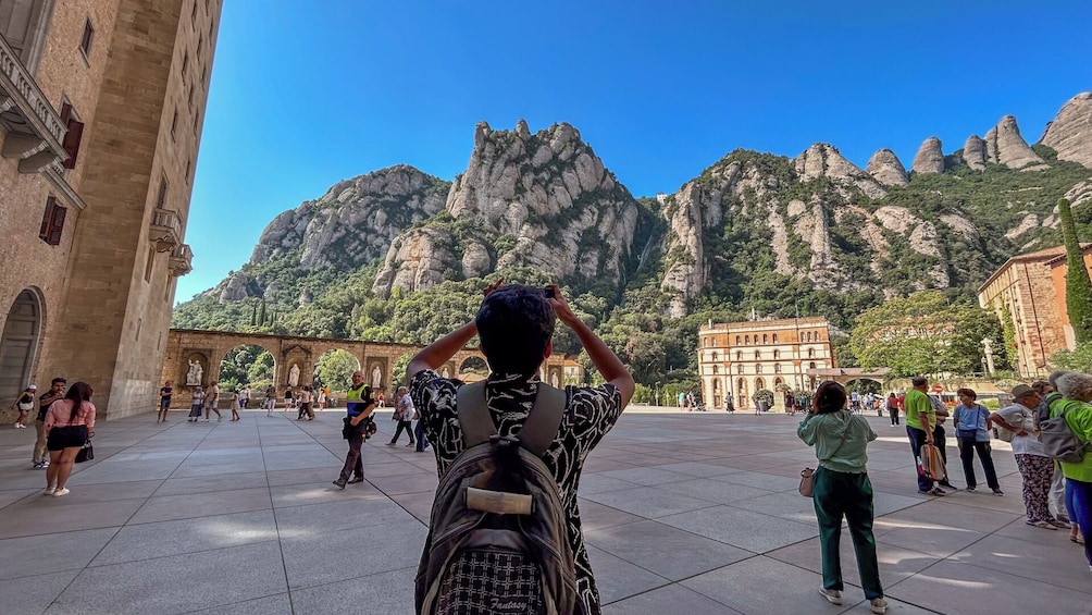 Montserrat Guided Tour with Rack Railway, Moreneta and Licor Tasting