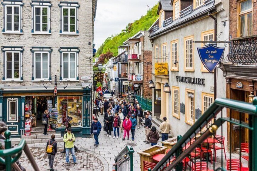 Private Quebec: Charming Old Town Exploration Game