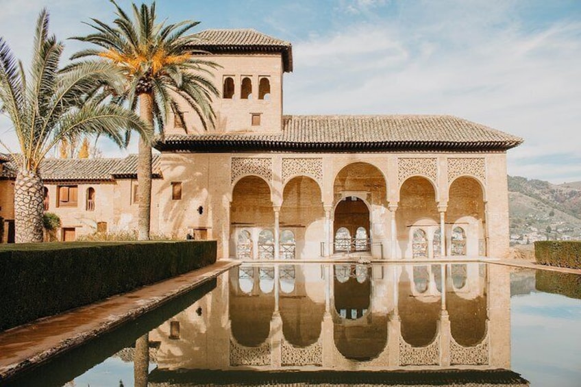 Alhambra and Generalife Skip-the-Line Ticket with Guide