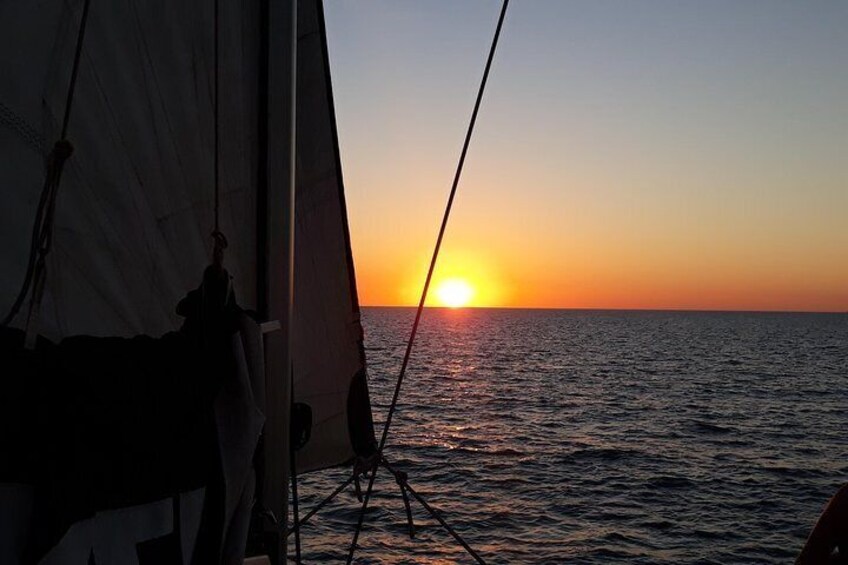 Sunset 3-Hour Cruise from Darwin with Dinner and Sparkling Wine