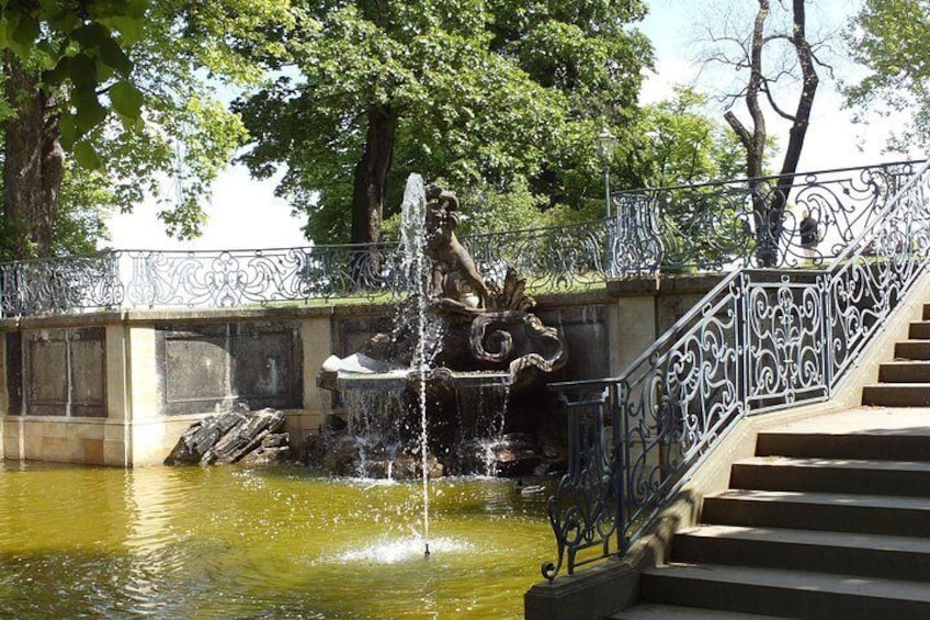 Brühlsche Terrasse: Dolphin fountain, Pierre Coudray
