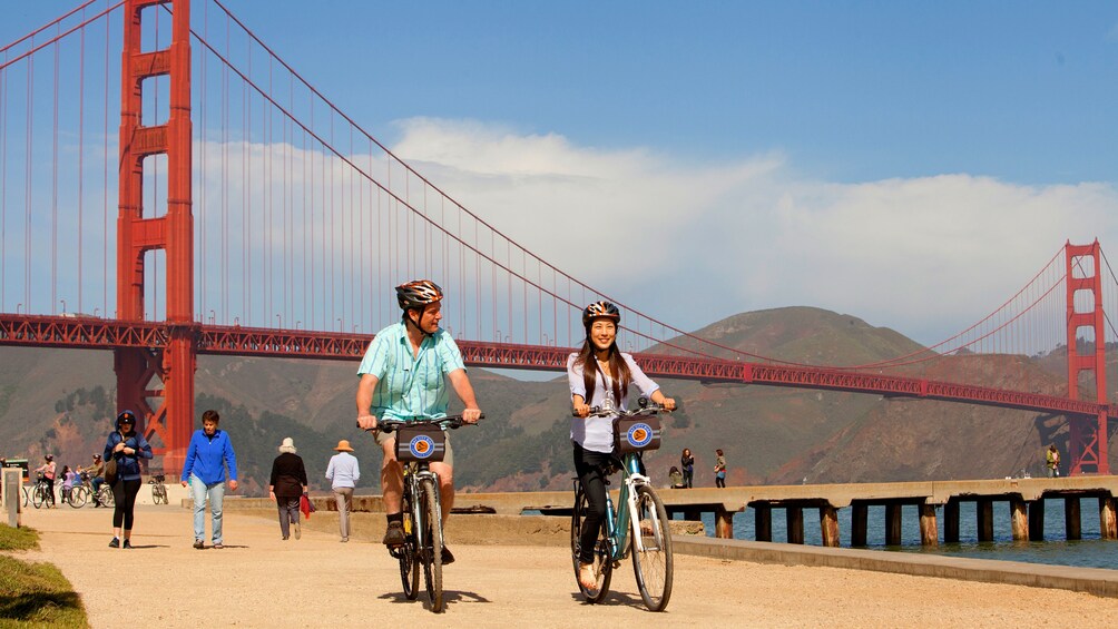 Bicyclists on a tour of san francisco