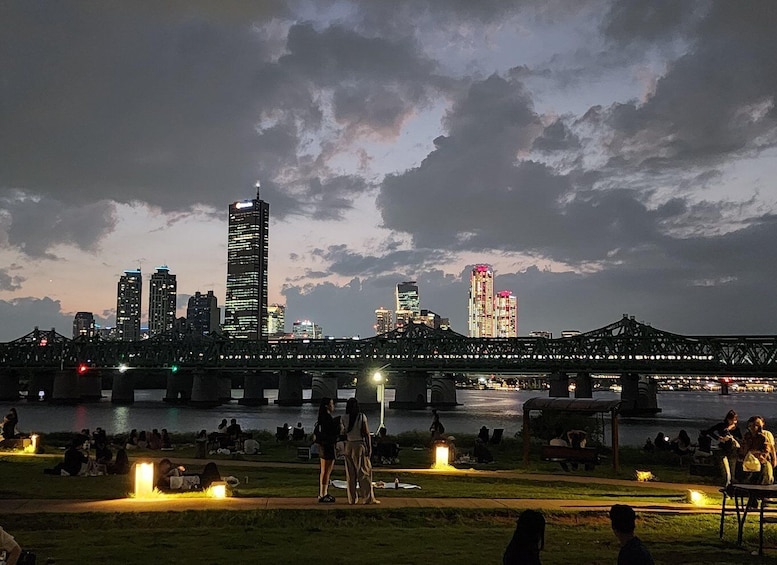 Picture 6 for Activity Seoul: Moonlight Rainbow Fountain Show Night Tour