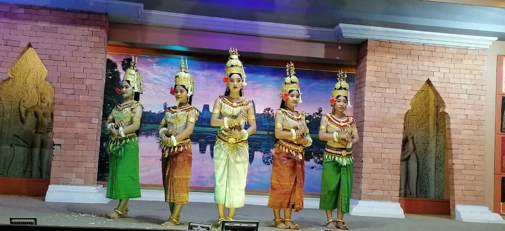 Siem Reap: Apsara Dance Show & Dinner with Tuk-Tuk Transfers