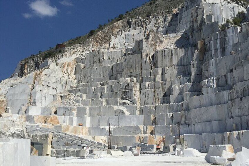 The magnitude of the Carrara quarries