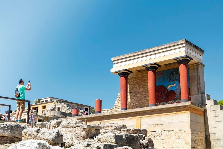 Knossos Palace and Heraklion Guided Tour with Transport