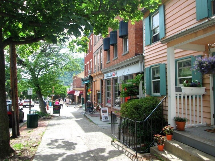  Cold Spring Town + Woodbury Outlets Shopping 1-day Tour