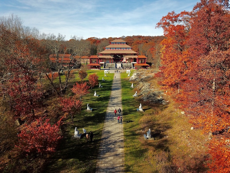Chuang Yen Monastery + Woodbury Common Premium Outlets 1-day Tour