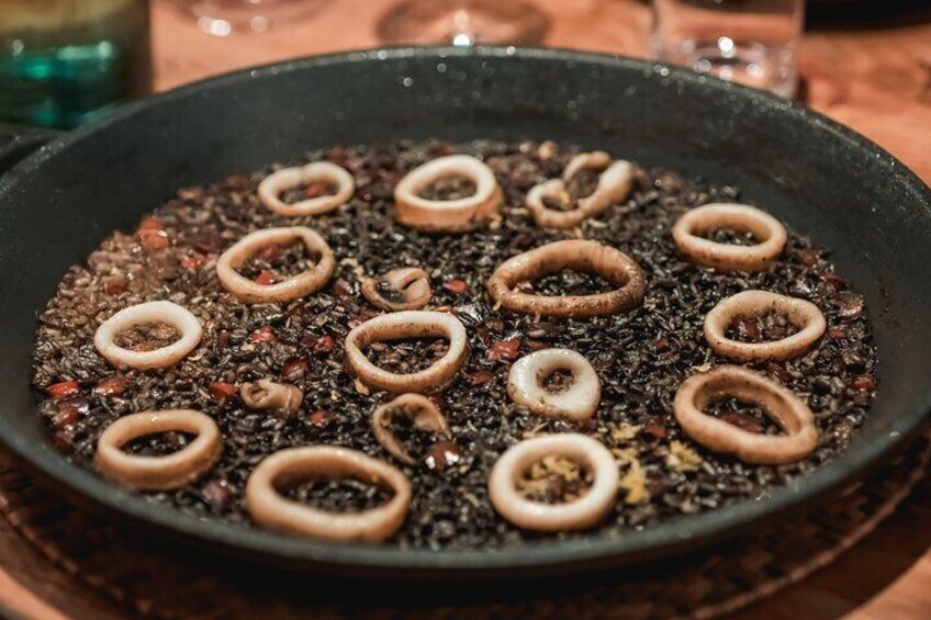 Paella Cooking Class in Madrid with Bottomless Wine Pairing