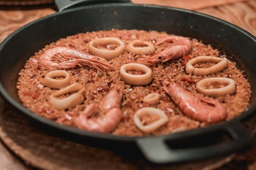 Paella Cooking Class in Madrid with Bottomless Wine Pairing