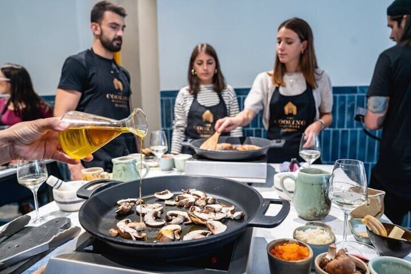 Paella Cooking Class in Madrid with Bottomless Wine Pairing
