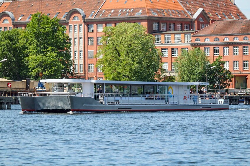 Berlin: East Side Gallery Spree Cruise by Solarkatamaran