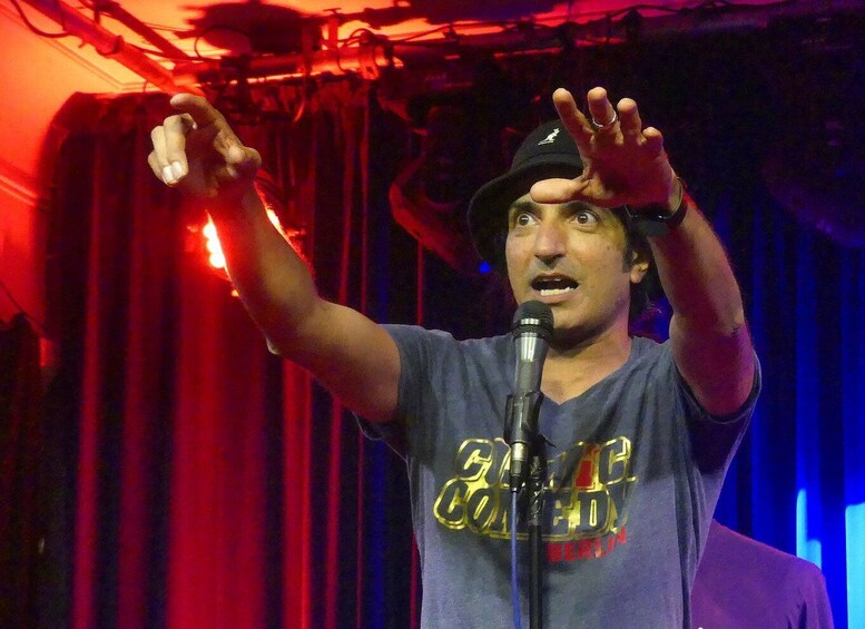 Picture 1 for Activity Berlin: English Stand-Up Comedy with Pizza and Shots