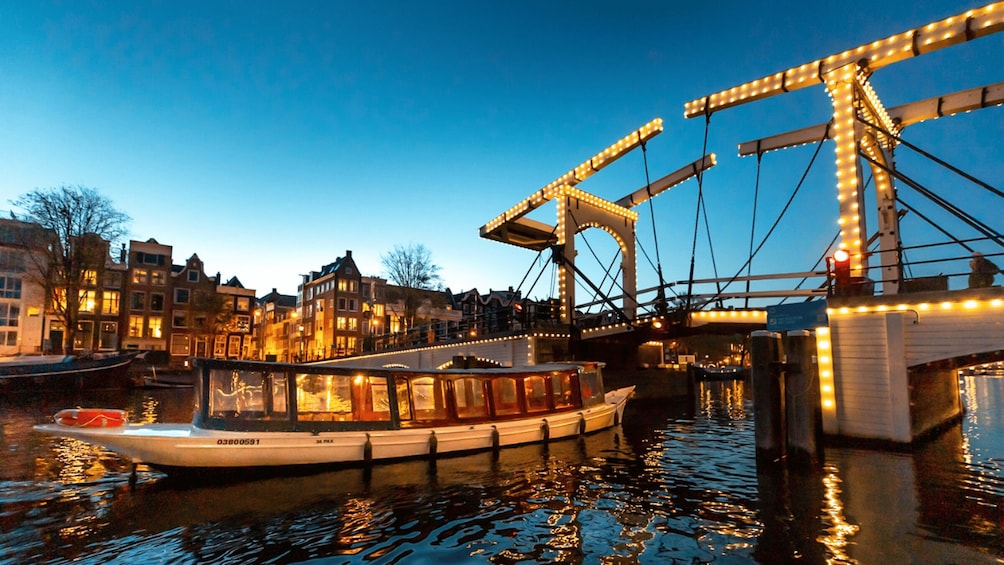 Amsterdam: Evening Canal Cruise with (Open) Bar on Board