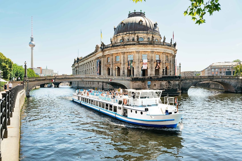 Berlin: 1-Hour City Tour by Boat with Guaranteed Seating