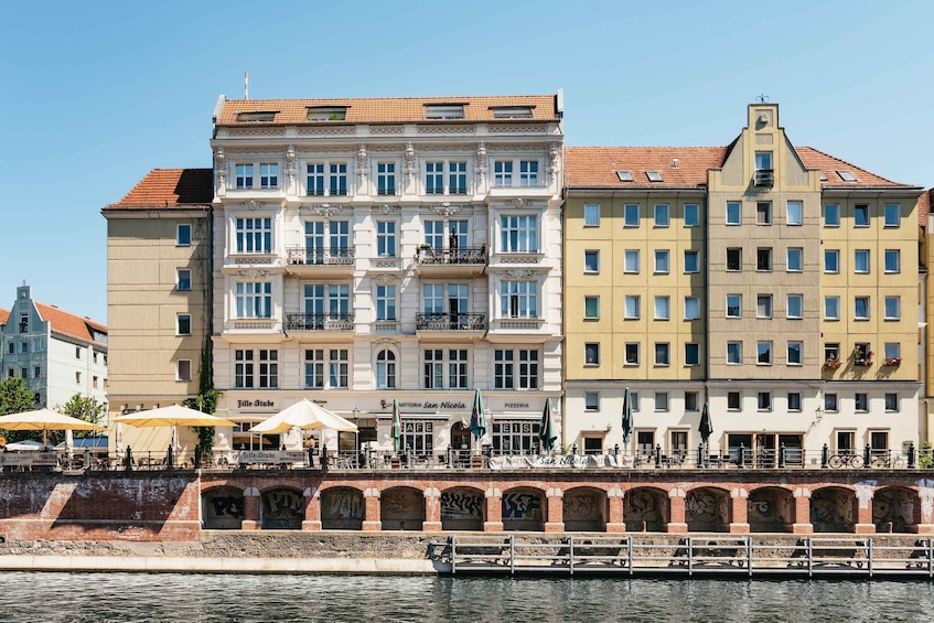 Picture 16 for Activity Berlin: 1-Hour City Tour by Boat with Guaranteed Seating