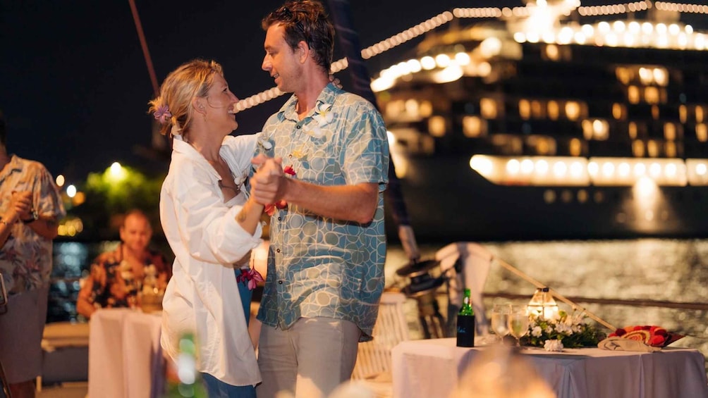 Bali Benoa: 5-Course Romantic Evening Cruise with Live Music