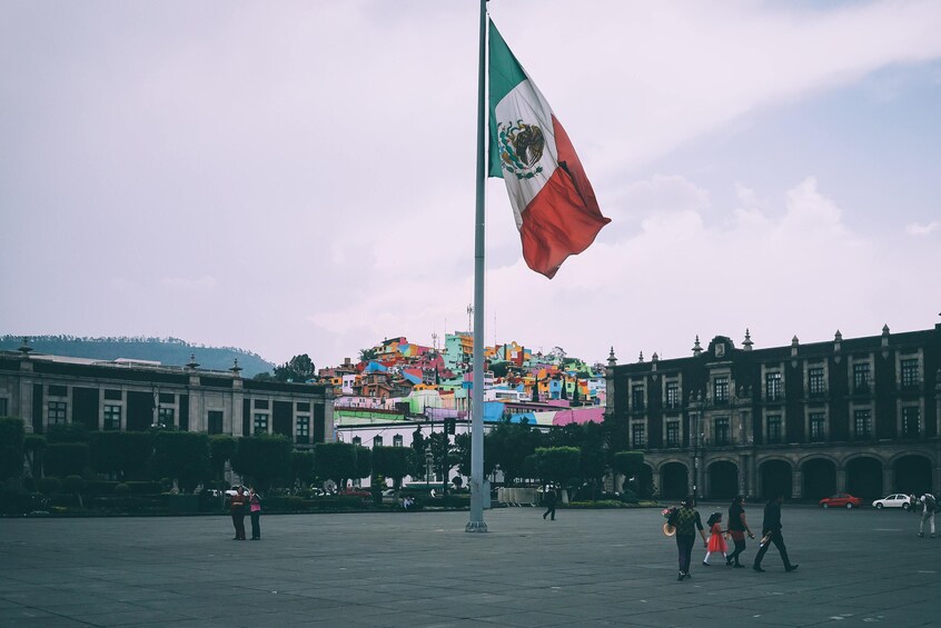 Discover Mexico City's Authentic Lifestyle: Bus & Cable Car Tour