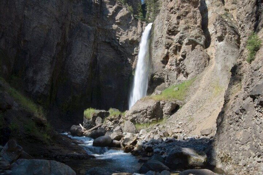 This impressive 132ft waterfall, flanked by pinnacles of rock, is a great place to
discuss the early euro-americas exploration of Yellowstone as well as the incredible forces at
work shaping the land.