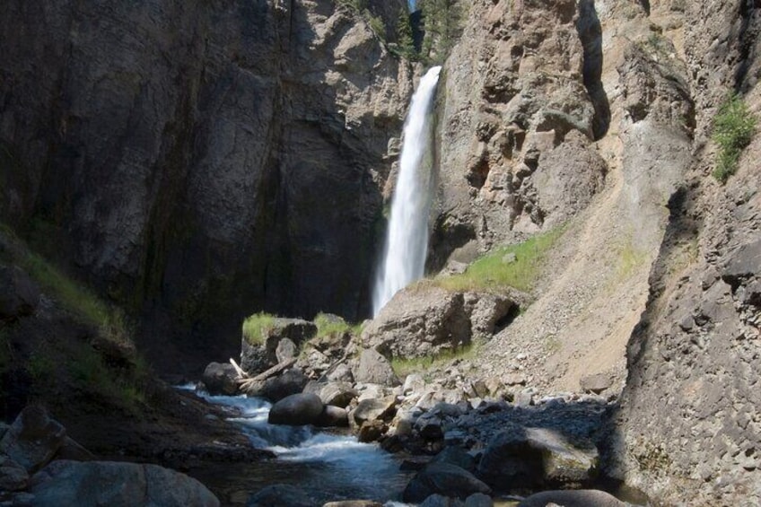 This impressive 132ft waterfall, flanked by pinnacles of rock, is a great place to
discuss the early euro-americas exploration of Yellowstone as well as the incredible forces at
work shaping the land.
