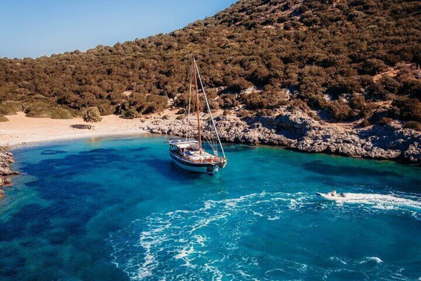 Private Gulet Yacht Cruise in Bodrum with Lunch and Soft Drinks
