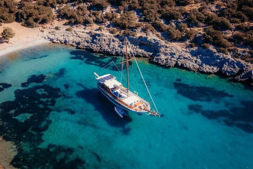 Private Gulet Yacht Cruise in Bodrum with Lunch and Soft Drinks