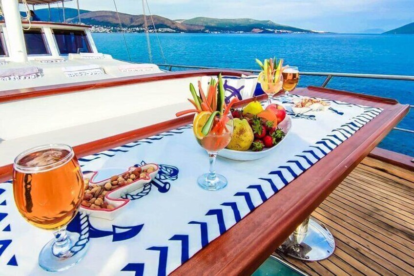 Private Gulet Yacht Cruise in Bodrum with Lunch and Soft Drinks