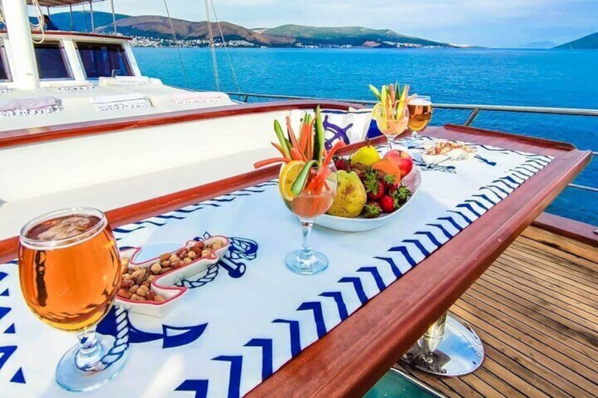 Private Gulet Yacht Cruise in Bodrum with Lunch and Soft Drinks