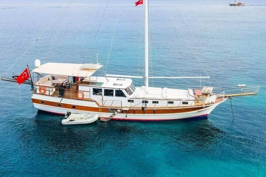 Private Gulet Yacht Cruise in Bodrum with Lunch and Soft Drinks
