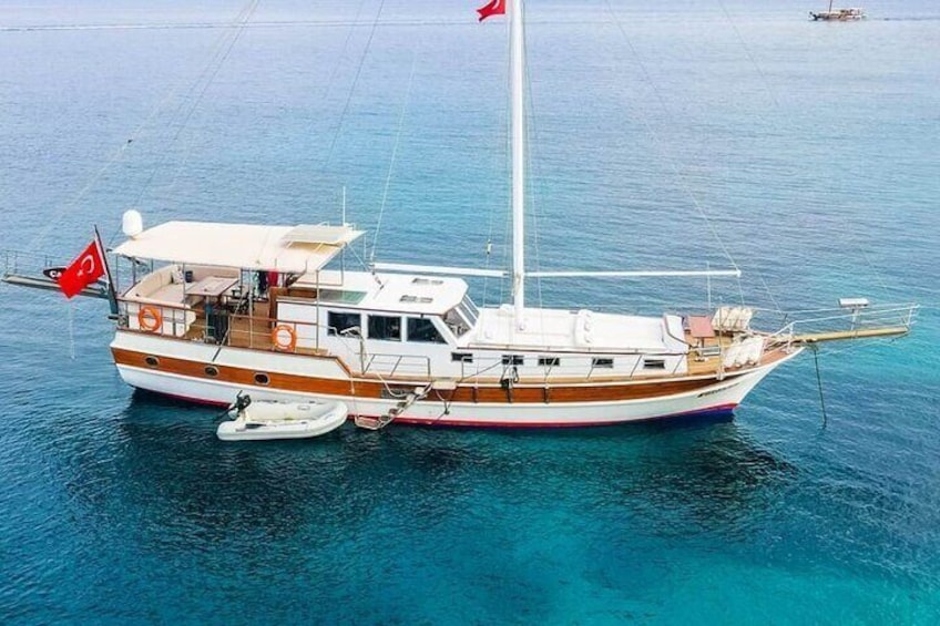 Private Gulet Yacht Cruise in Bodrum with Lunch and Soft Drinks