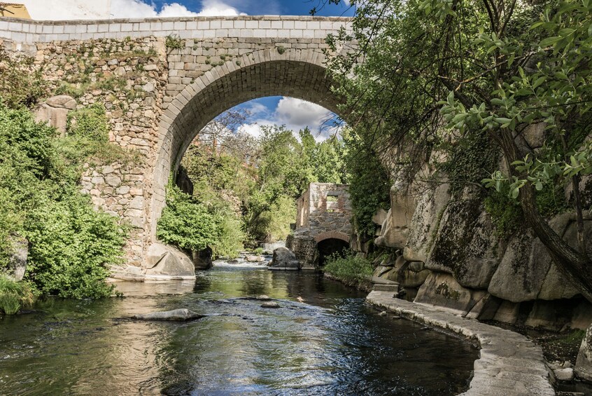 Segovia Guided Visit, Alcazar & Hiking with High Speed train from Madrid
