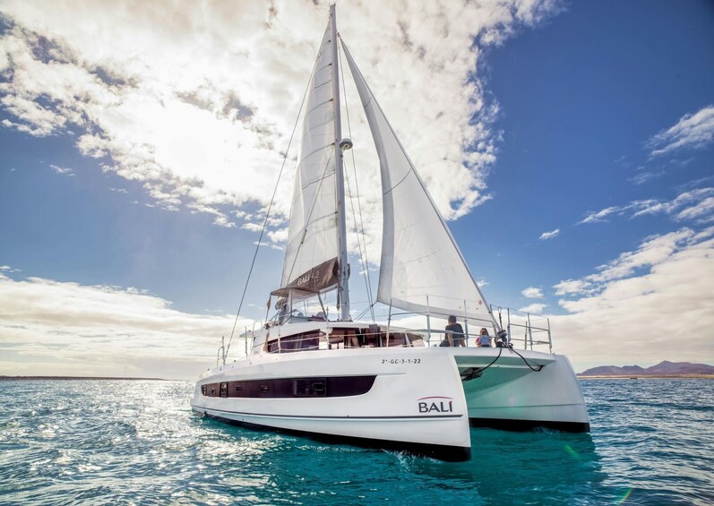 Fuerteventura 4x4 Tour and Lobos Island Catamaran Trip with Lunch 