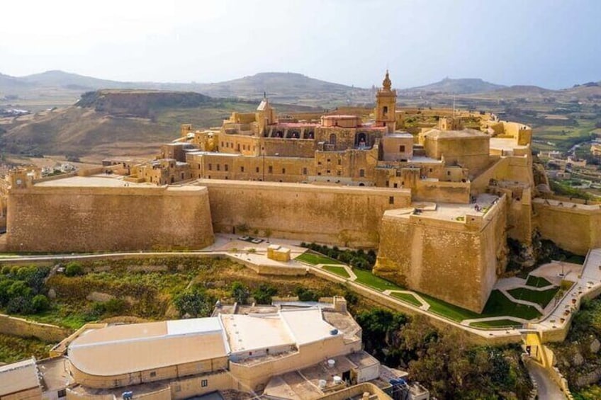 Malta: Comino Cruise and Jeep Tour with lunch and Transport
