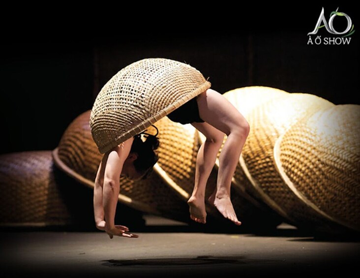 Vietnam : A O Show in Ho Chi Minh