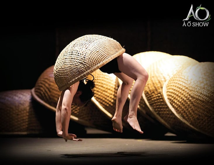 Vietnam : A O Show in Ho Chi Minh