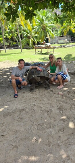 Praslin: Curieuse & St. Pierre Boat Day Trip with BBQ