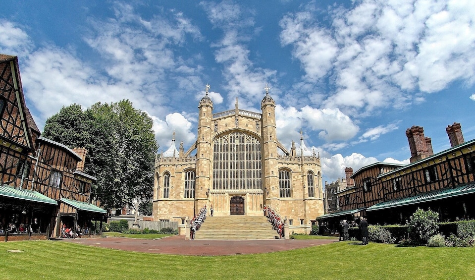 Stonehenge & Windsor Full-Day Tour with Expert Guide