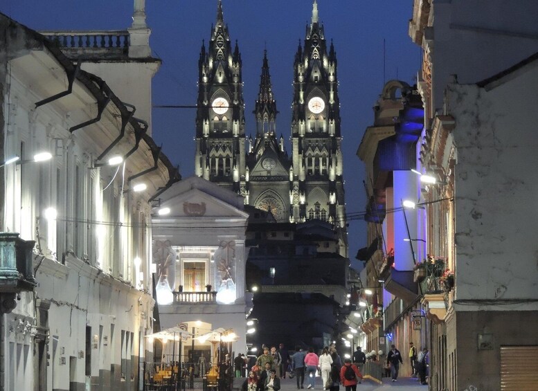 Picture 10 for Activity Quito: City Sightseeing Guided Night Walking Tour