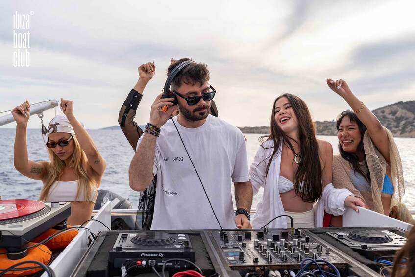 Picture 13 for Activity Ibiza: Bottomless Brunch at Ibiza Boat Club with Drinks & DJ