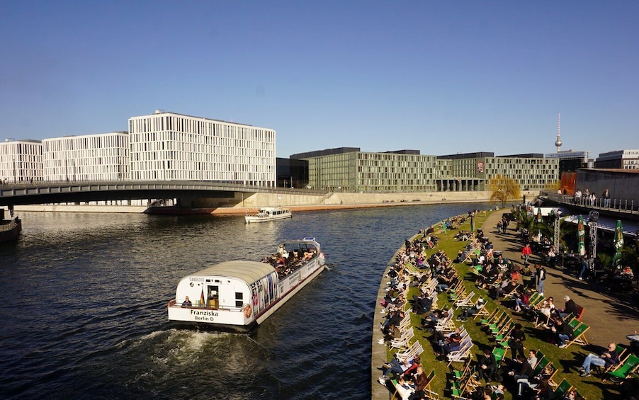 Picture 2 for Activity Berlin: Boat Tour with Tour Guide