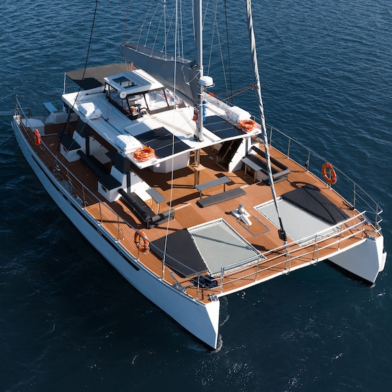 Santorini: Catamaran Caldera Cruise with Meal and Drinks