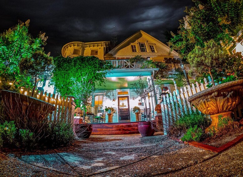 Picture 9 for Activity Manteo: Phantom Pirates & Poltergeists Haunted Walking Tour